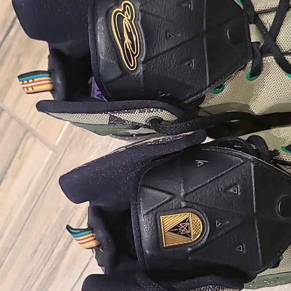 Nike LeBron James Basketball shoes - Picture 2 of 7